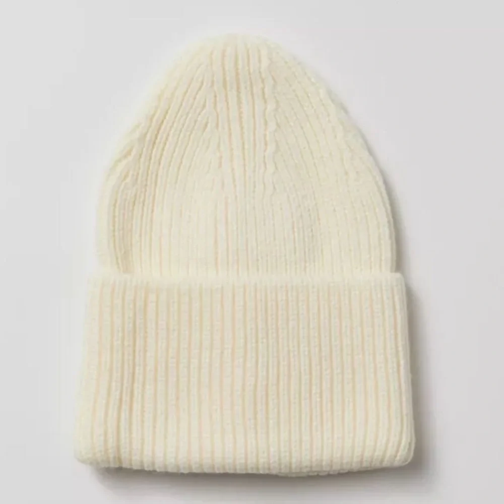 UO Khloe Ribbed Beanie in Ivory